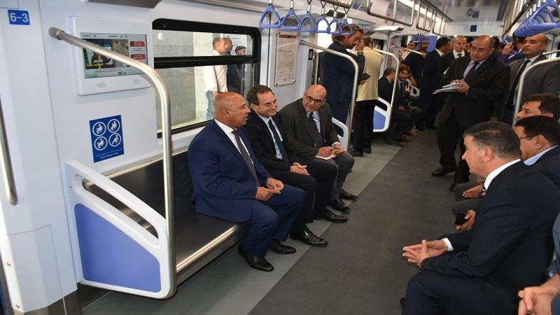 وزير النقل والسفير الفرنسي يستقلان القطار الكهربائي.. صور