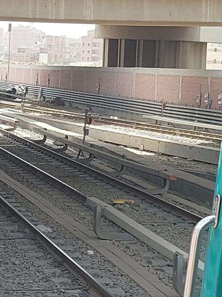 سقوط سيارة من أعلى كوبري على شريط مترو الإنفاق بمحطة روض الفرج (صور)