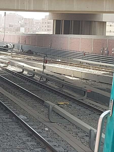 سقوط سيارة من أعلى كوبري مترو روض الفرج.. صور