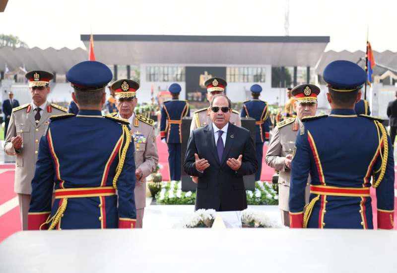  الرئيس السيسي يضع إكليلًا من الزهور على قبر الجندي المجهول