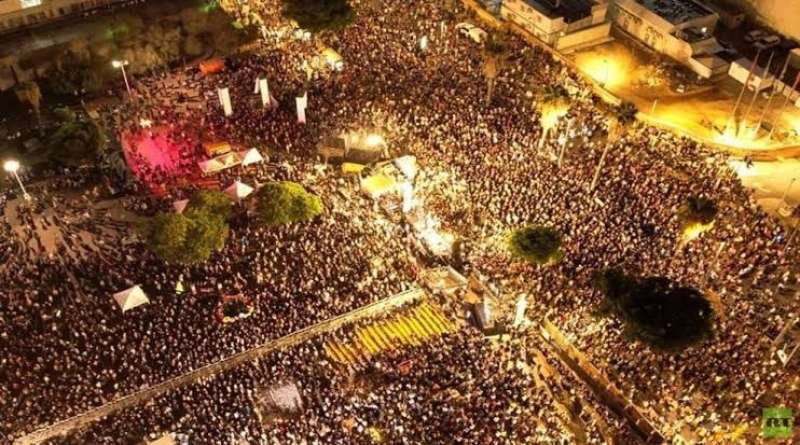 مظاهرات حاشدة بتل أبيب تطالب نتنياهو بإبرام صفقة تبادل الأسرى