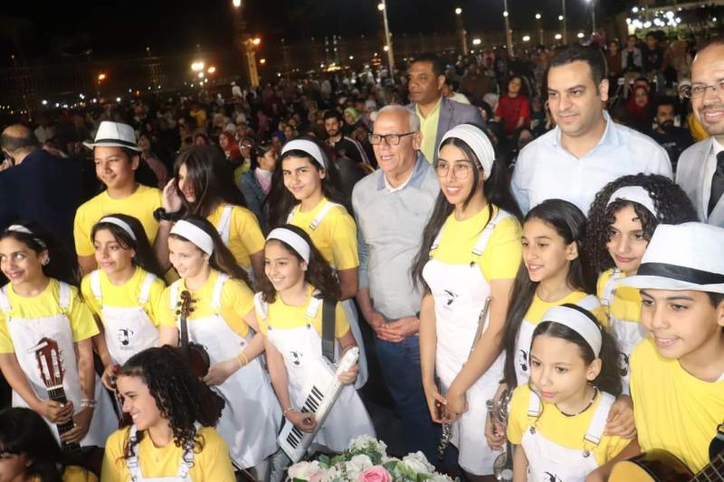 محافظ بورسعيد يشارك المواطنين الاحتفال بأعياد الربيع
