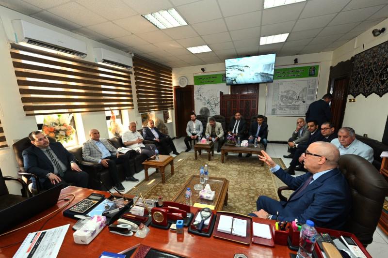 وزير الإسكان يعقد اجتماعًا بمقر جهاز مدينة العاشر