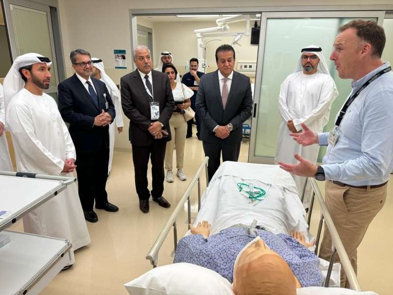 وزير الصحة يزور مستشفى «كليفلاند كلينك أبوظبي»