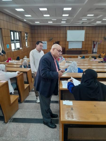 نائب رئيس جامعة دمنهور يتفقد سير امتحانات الفصل الدراسي الثاني