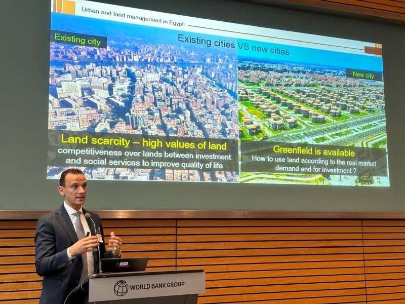 مساعد وزير الإسكان يعرض التجربة المصرية في إدارة الأراضي والعمران خلال مؤتمر البنك الدولي