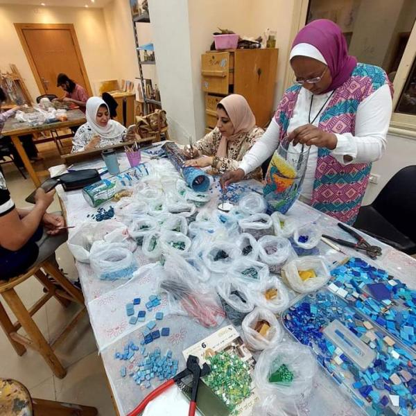 ثقافة الإسكندرية تشهد انطلاق ورشة ”دور تتطور” لتدريب الشباب على فن الموزاييك