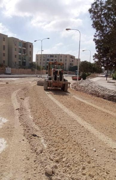 رئيس مدينة العبور يتابع مشروعات الطرق والمحاور ورفع الكفاءة والتطوير