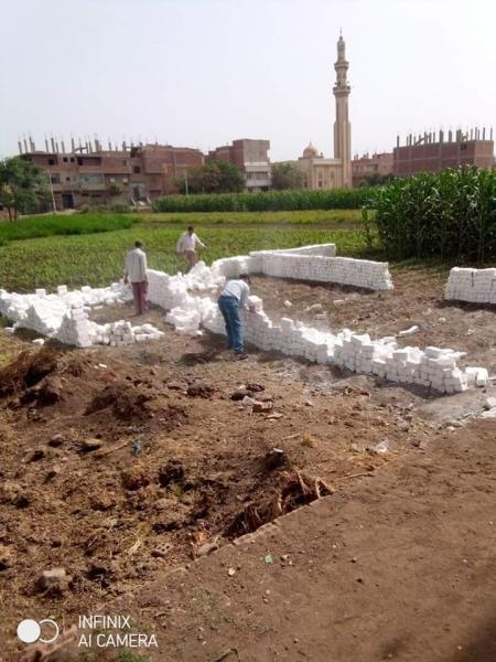 إزالة 3 حالات تعدى بالبناء على أرض زراعية بقرية المنيرة في القناطر الخيرية