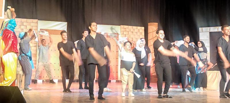 فرقة منفلوط تعرض ”المهرج” ضمن مسرح قصور الثقافة بالصعيد