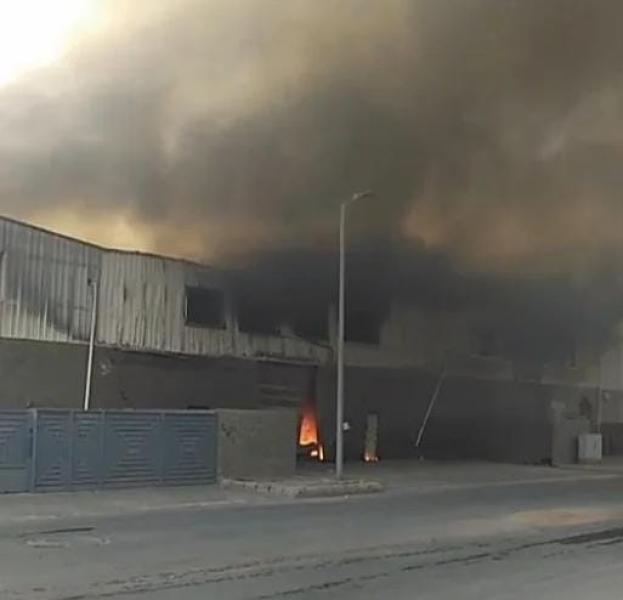 السيطرة على حريق هائل في المنطقة الصناعية بـ”بدر”