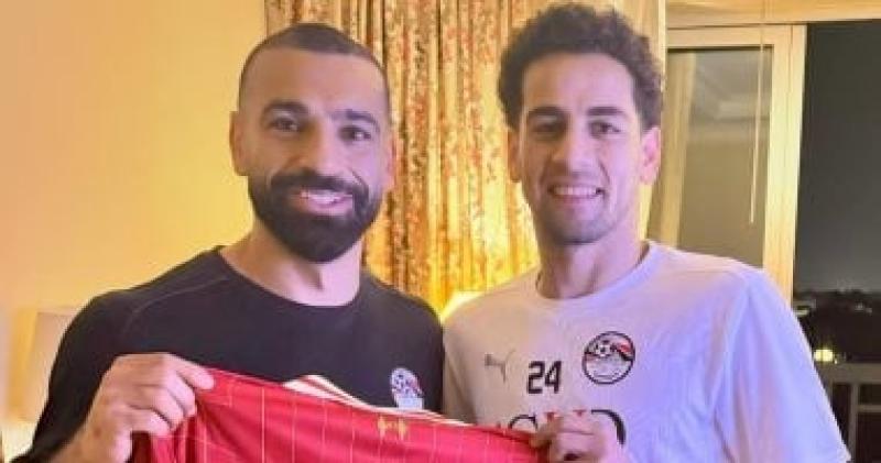 لاعب المصري البورسعيدي ينشر صورة له برفقة محمد صلاح وقميصه