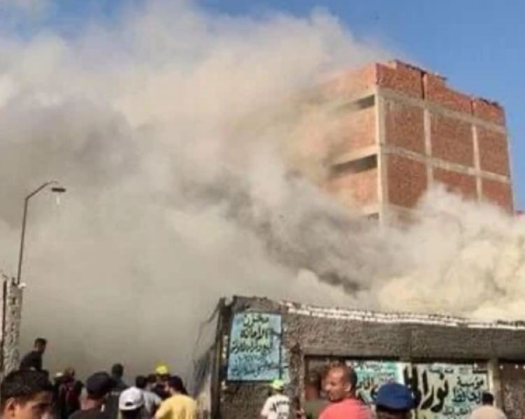 نشوب حريق هائل داخل مخزن كاوتش في منطقة السلام