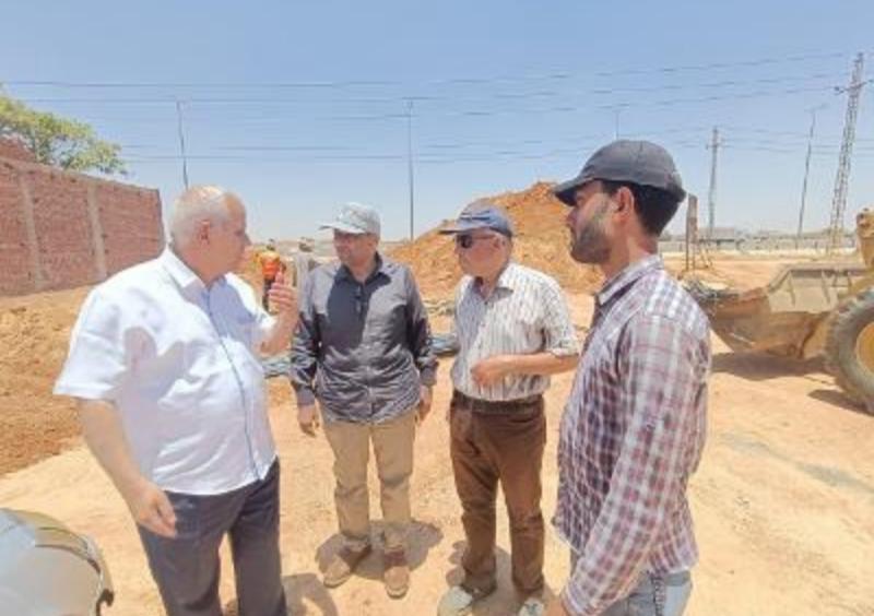 مساعد نائب رئيس هيئة المجتمعات العمرانية يتفقد أعمال تنفيذ خط المياه المغذي لمنطقة الرابية بمدينة الشروق