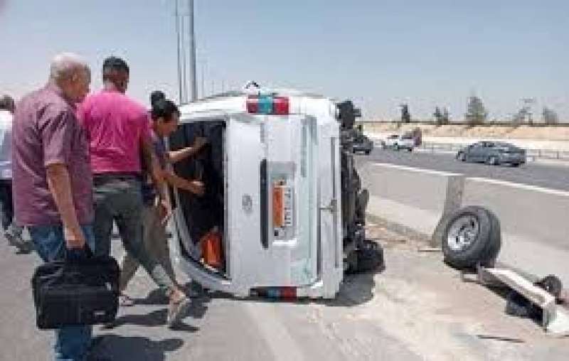 8 مصابين في حادث انقلاب سيارة أعلي طريق الكريمات الصحراوي