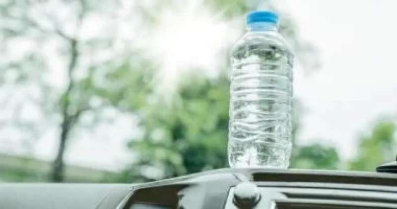 ما مخاطر شرب الماء من زجاجات البلاستيك خاصة في فصل الصيف؟
