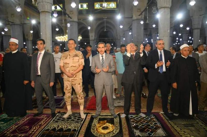 محافظ الغربية وآلاف الأهالي يؤدون صلاة عيد الأضحى بمسجد السيد البدوي