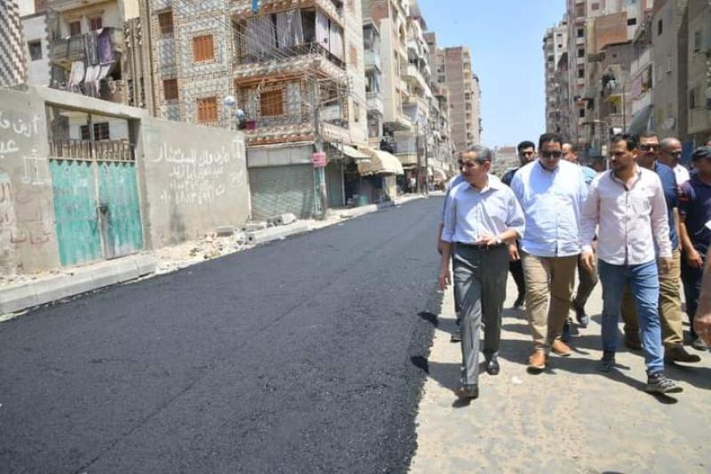 محافظ الغربية يتفقد أعمال طبقة الأسفلت بشارع ترعة الشيتي بطنطا (صور)