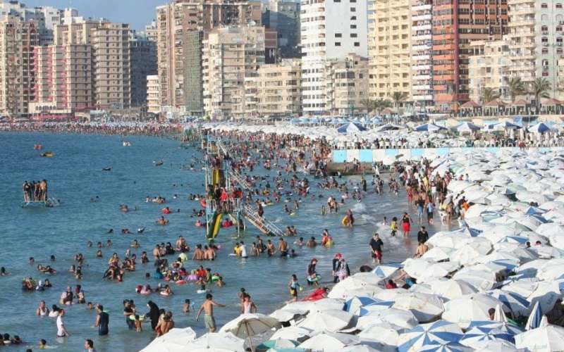 رفع الرايات الصفراء والخضراء على شواطئ الإسكندرية وسط نسب إشغال متوسطة