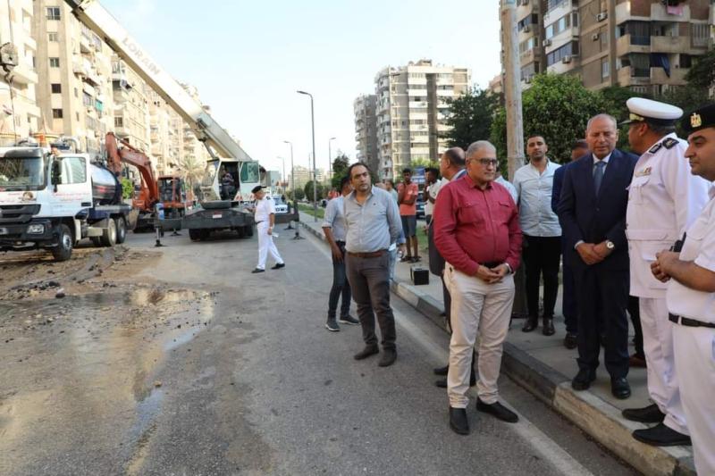 محافظ القاهرة يشرف على إصلاح كسر ماسورة مياه بشارع أحمد فخري