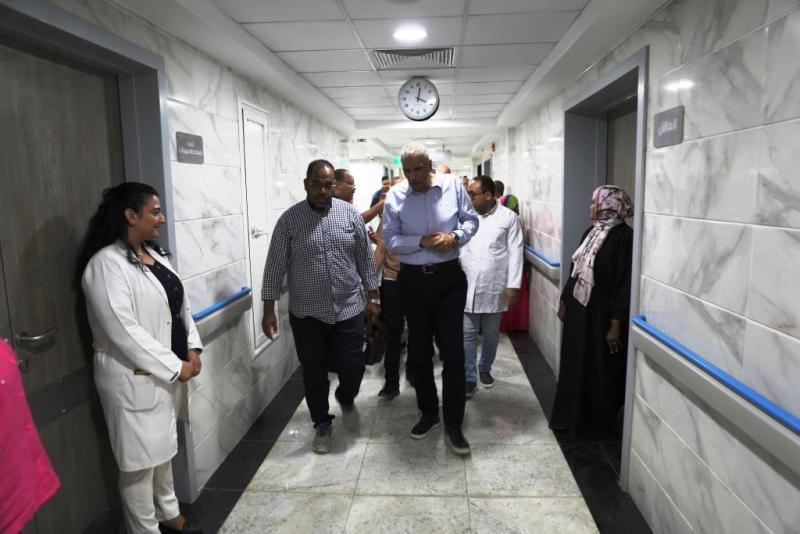 لخدمة 417 ألف مواطن.. محافظ أسوان يتابع المنظومة الصحية بمستشفى كوم أمبو الجديد