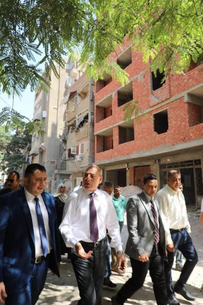 محافظ القاهرة يتفقد إزالة 3 أدوار مخالفة بعقار 17 في شارع سعيد بحي الزيتون