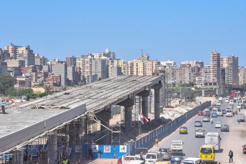 محافظ الإسكندرية يتفقد سير العمل بمشروعي الكوبري الرابط بين شارع السادات (٤٥ سابقًا) والطريق الدولي ومشروع توسعة الكورنيش