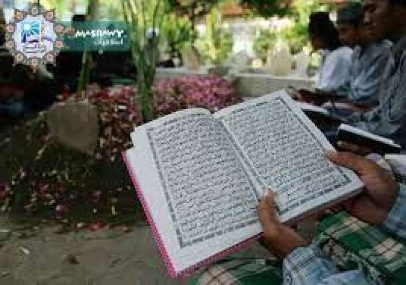 ما حكم إهداء ثواب قراءة القرآن للميت؟.. الإفتاء تجيب