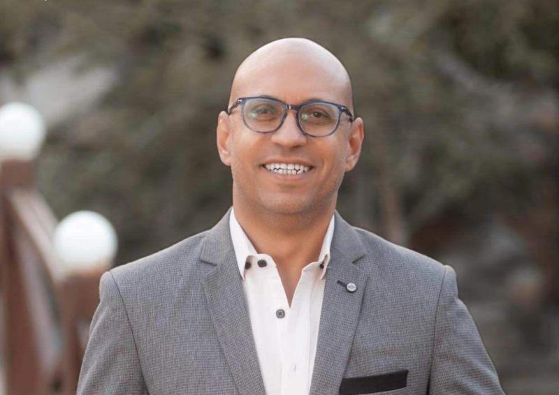 أحمد أمين متخصص في العلاقات الإنسانية
