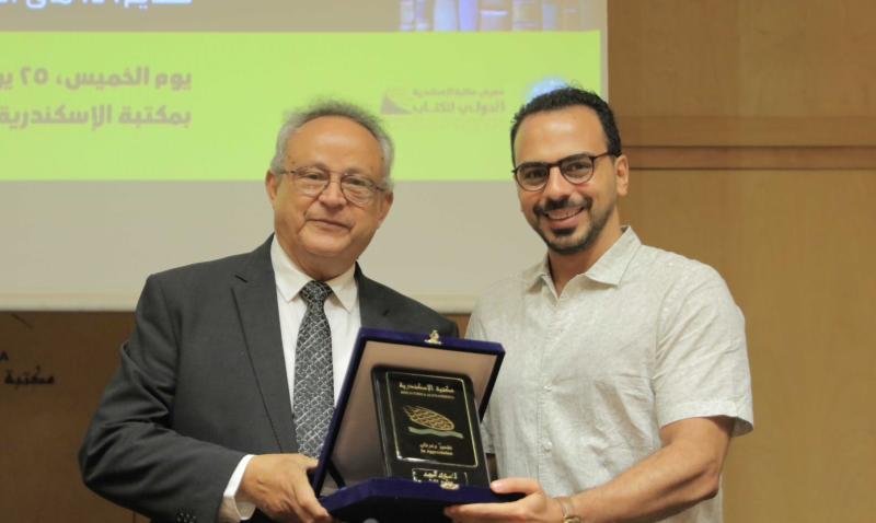 على هامش معرض مكتبة الإسكندرية.. الدكتور أحمد زايد يكرم الفائزين بجائزة الدولة التشجيعية