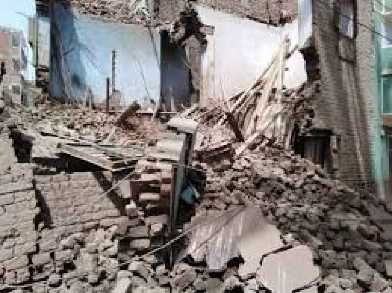 مأساة في المحلة.. انهيار منزل من 4 طوابق