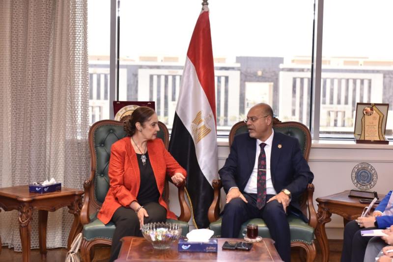 وزير العمل يلتقي بالسفيرة نائلة جبر لبحث ملفات مشتركة