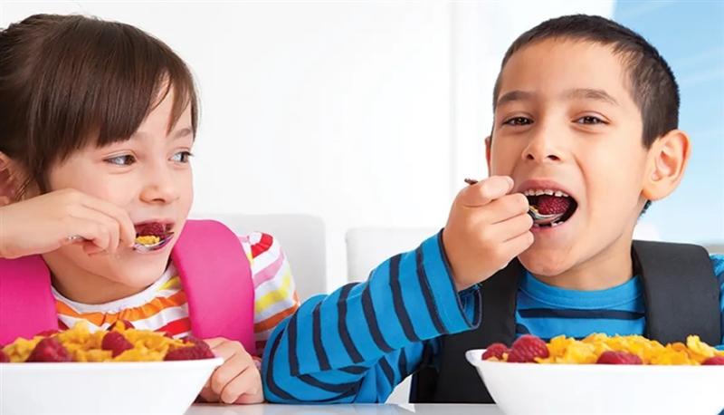تعرف على فوائد تناول الطفل وجبة الإفطار بانتظام