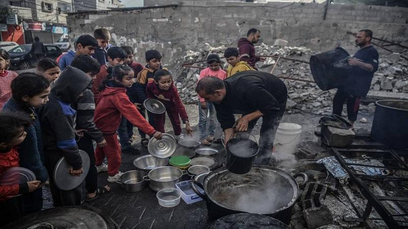 أرشيفية- الأطفال يحلمون بلقمة عيش في غزة