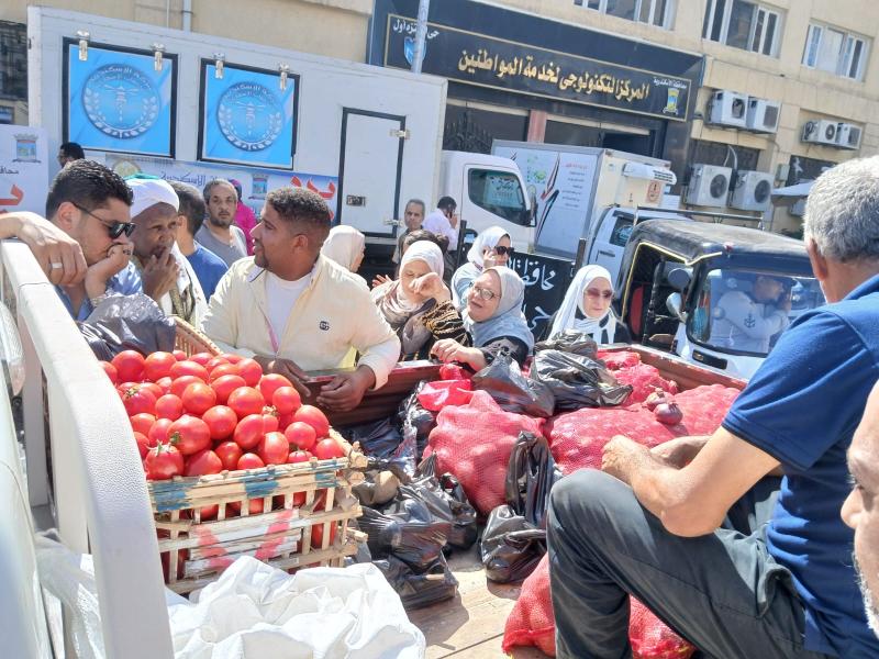 تموين الإسكندرية يقود قافلة القطاع التموينى المشاركة فى مبادرة «بداية»