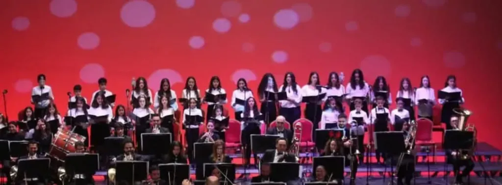 أكابيلا للأطفال يغنى للكريسماس على المسرح الصغير