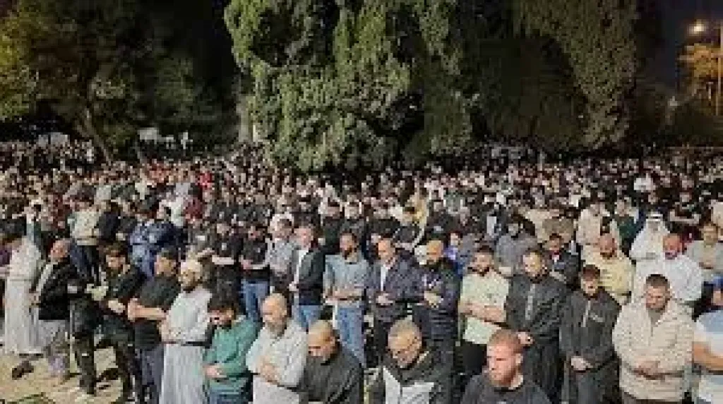 90 ألفا يؤدون صلاتي العشاء والتراويح في رحاب المسجد الأقصى