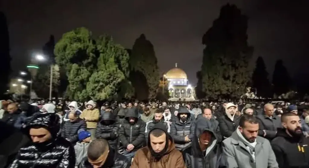 عشرات الآلاف يؤدون العشاء والتراويح في ”الأقصى” بالقدس المحتلة