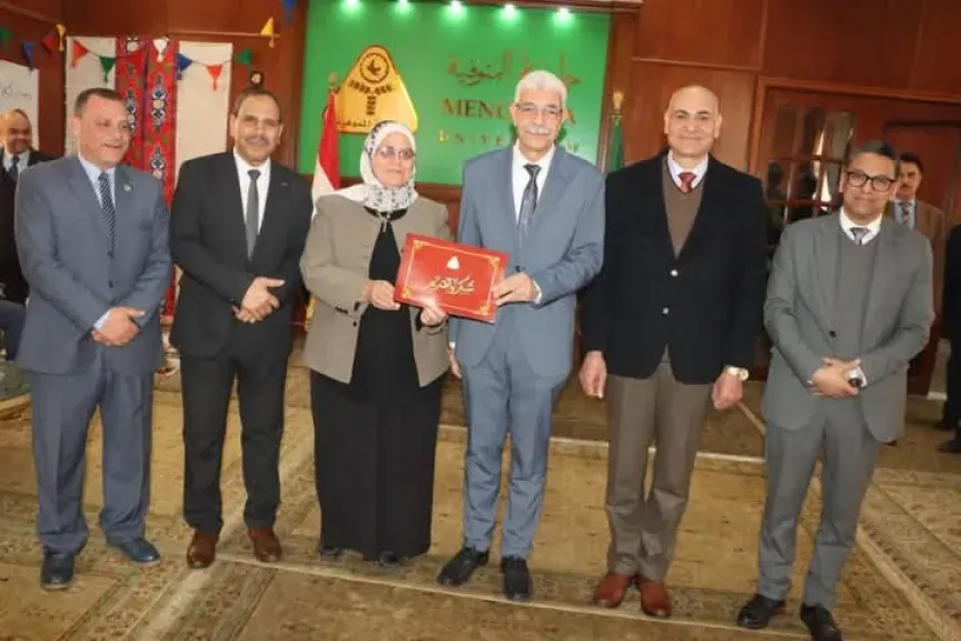 رئيس جامعة المنوفية يكرم الكليات الفائزة فى مسابقة التميز البيئى