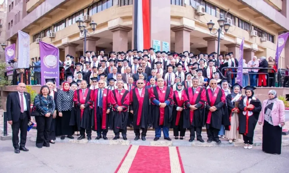 الدكتور محمد حسين يشارك في حفل خريجي كلية التجارة