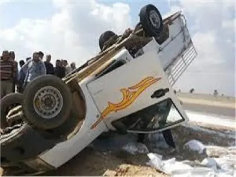 نزيف على الأسفلت.. مصرع وإصابة 18 شخصًا في انقلاب سيارة ربع نقل بطريق الواحات الصحراوي