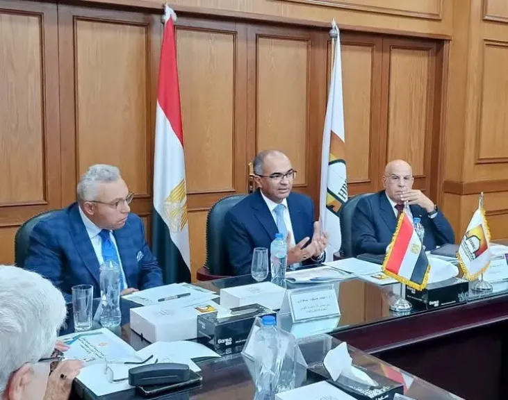 نائب وزير الإسكان يعقد اجتماعًا مع اللجنة التنسيقية العليا لتحديث منظومة أكواد مياه الشرب والصرف الصحي