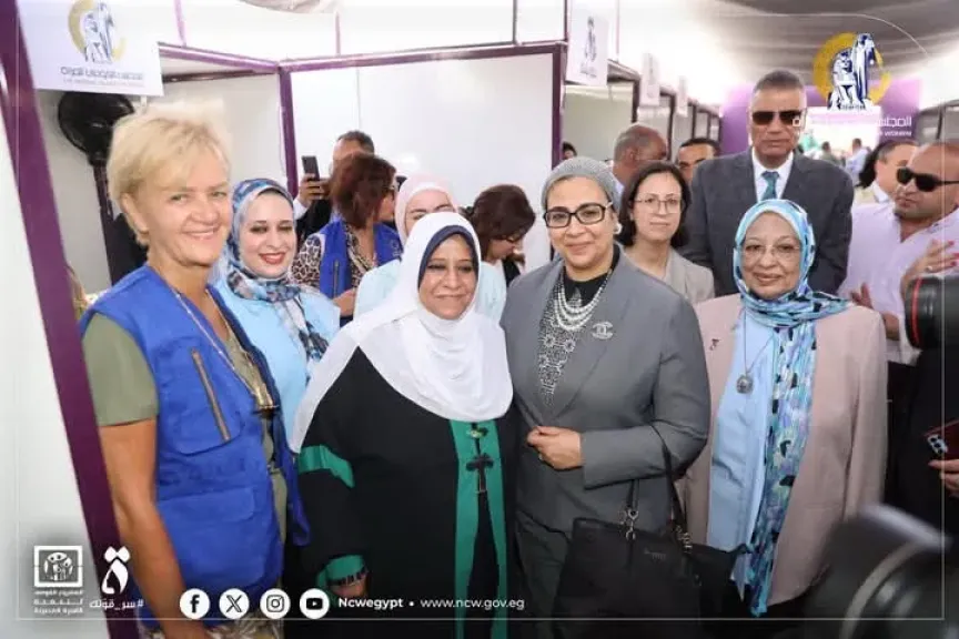 رئيس المجلس القومى للمرأة ومحافظ أسوان ورئيسة بعثة الاتحاد الأوروبي يتفقدون نموذج المحاكاة البنكي بالقرى