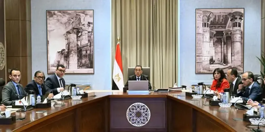 رئيس الوزراء يتابع مع وزير الإسكان عددًا من ملفات عمل الوزارة