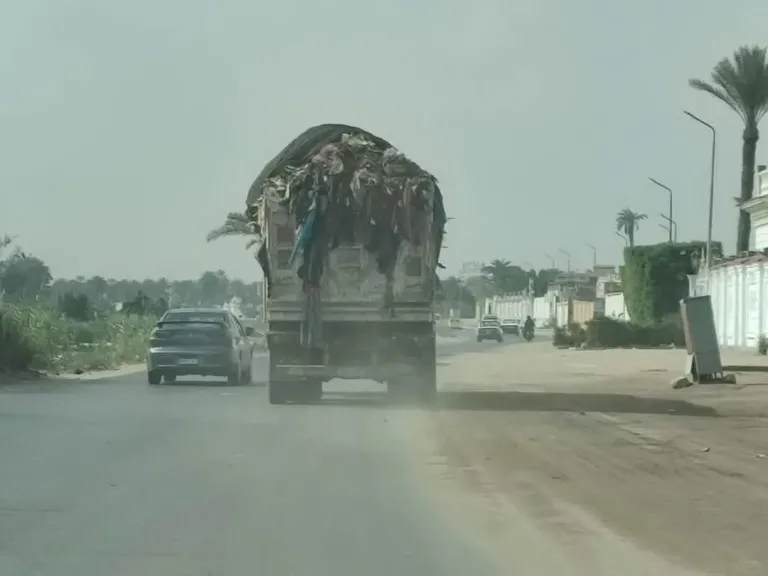 ضبط سيارة نقل مخلفات غير ملتزمة بمعايير وضوابط العمل تسببت في تناثر المخلفات علي الطريق بالجيزة
