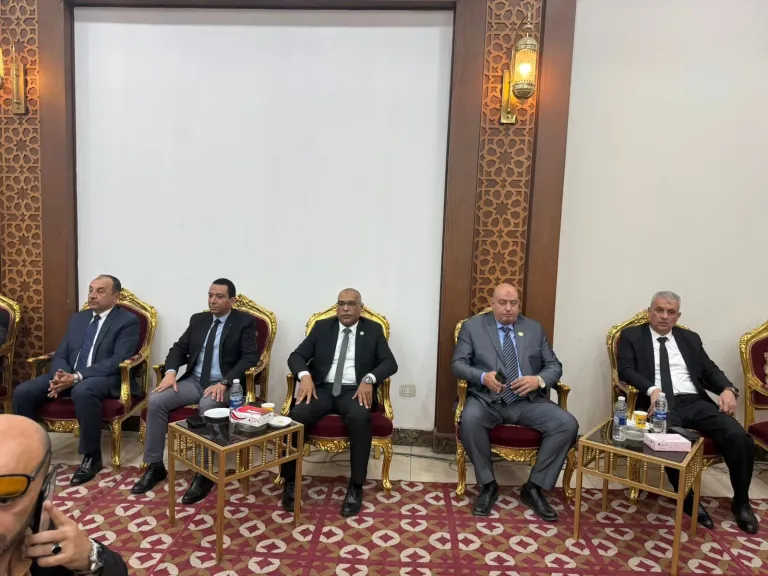 رئيس نقابة البترول يؤدي واجب العزاء في والدة المهندس خالد