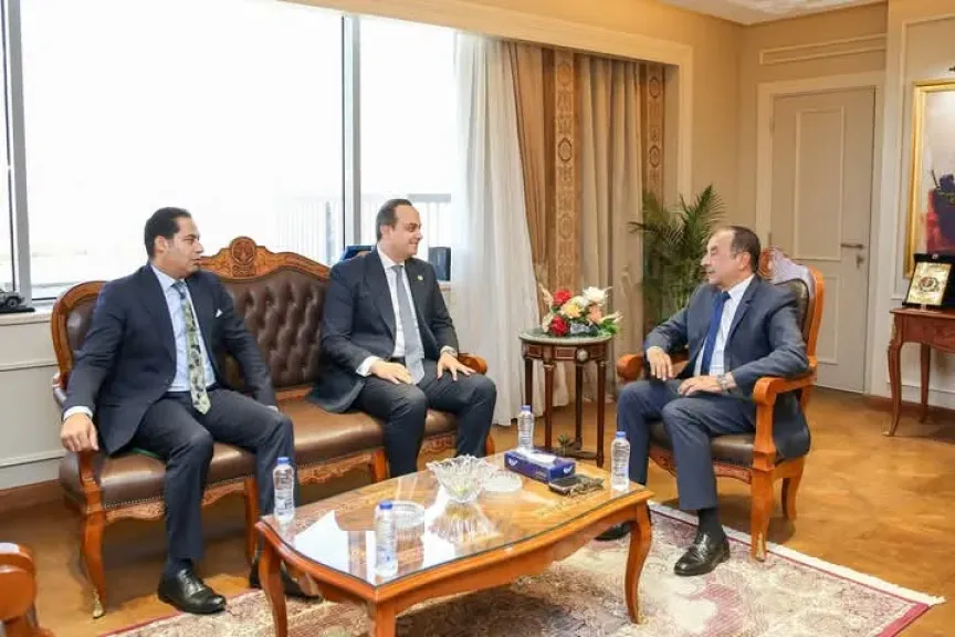 وزير قطاع الأعمال العام يبحث مع رئيس هيئة الرعاية الصحية تعزيز التعاون المشترك
