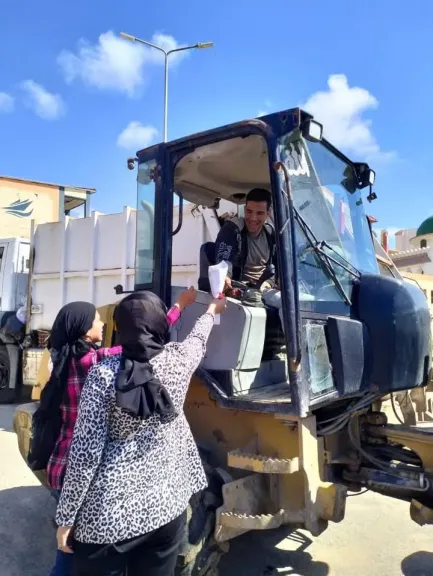 محافظة دمياط تنشر البهجة بين العمال وتهديهم باقات ورد وهدايا وتعلن عن معارض مجانية لدعم الحرفيين