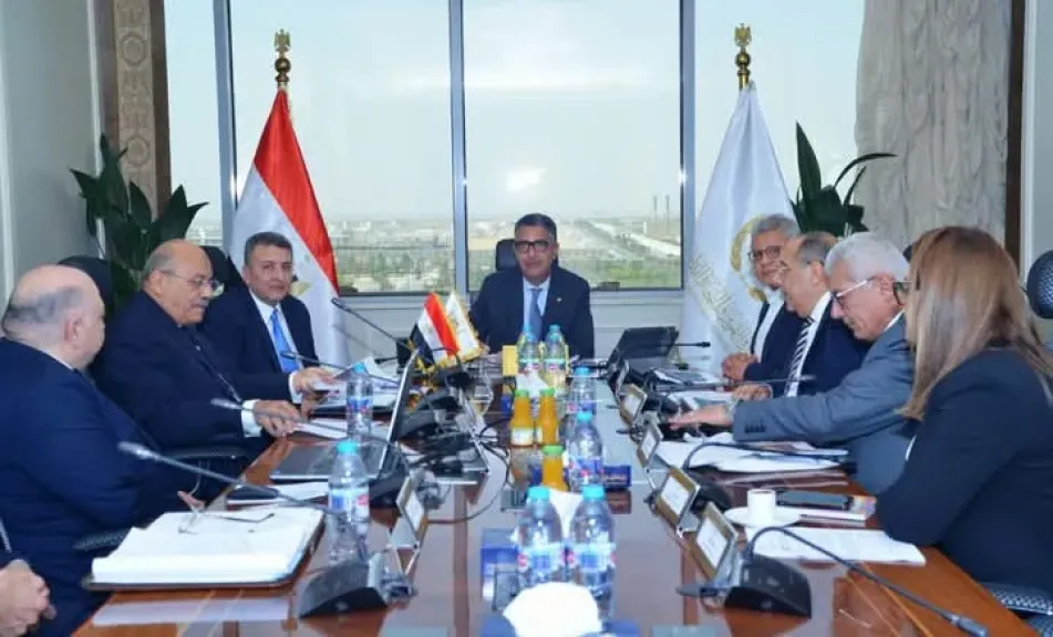 وزير التموين يبحث مع رئيس مجلس إدارة شركة الزيوت المستخلصة سبل تعزيز الإنتاج وتحقيق الاستقرار في السوق المحلي