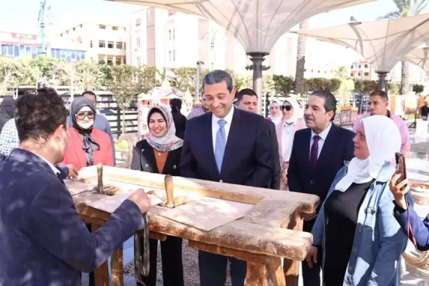 محافظ دمياط  يشارك بتجربة للنحت على الخشب مُعلناً إطلاق حزمة من الإجراءات لإحياء هذه الحرفة